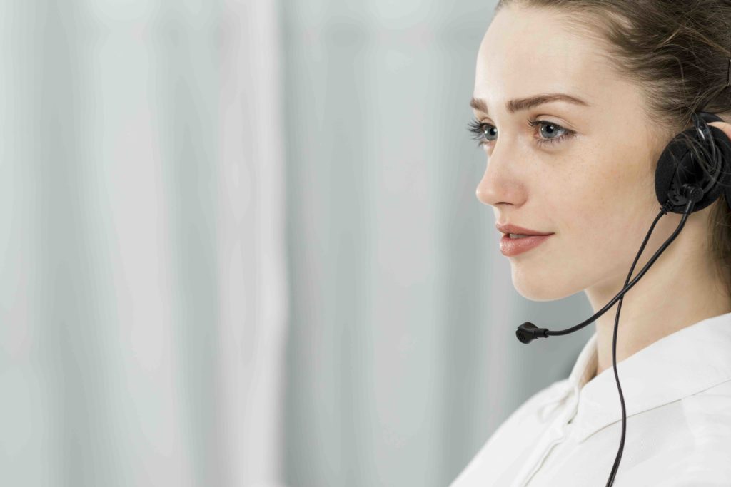 jeune femme au téléphone