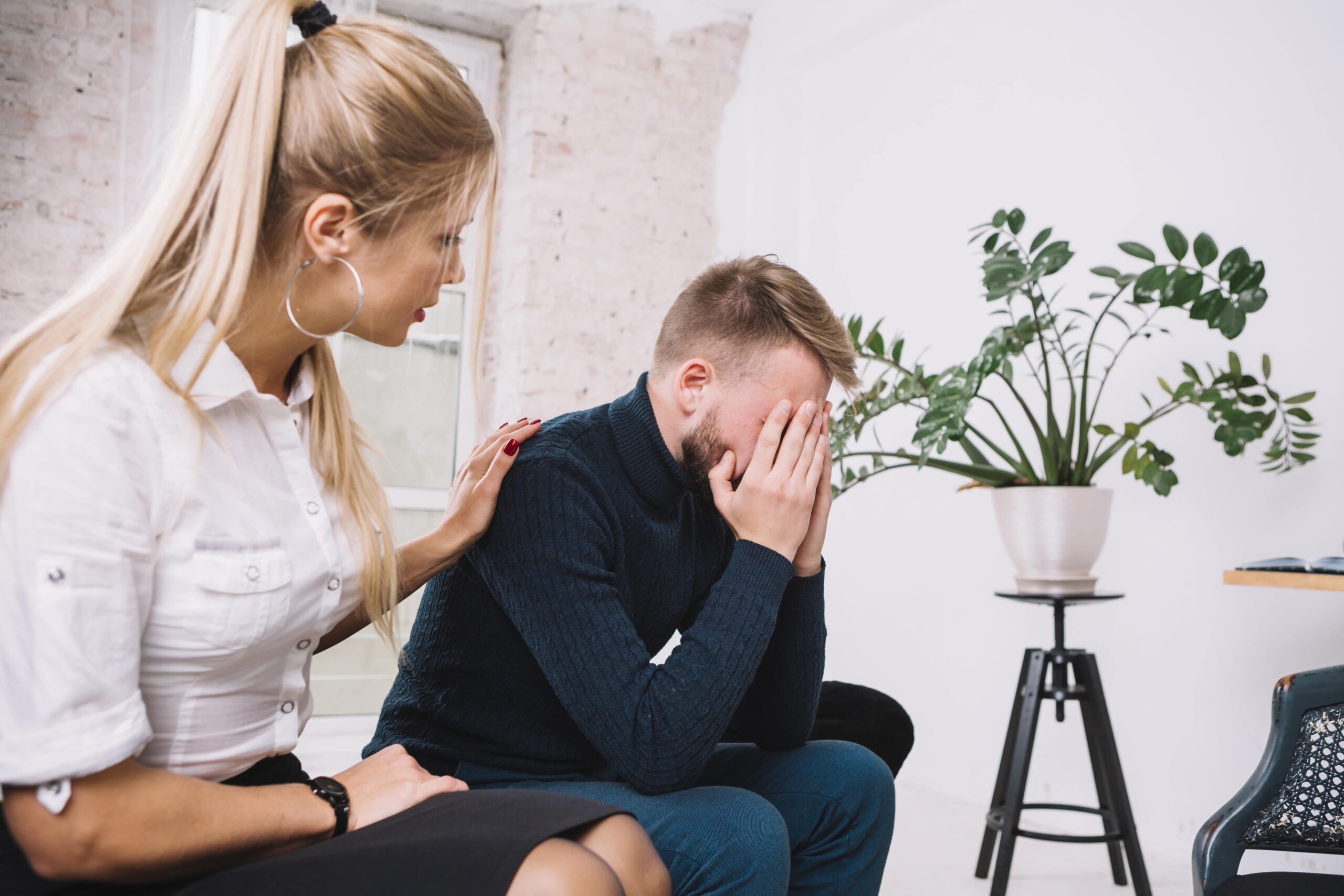 Une femme apporte son soutien à un collègue en difficulté qui est sur le point de pleurer