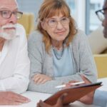 Couple de séniors échangent avec un conseillers