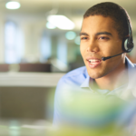 Un homme travaille sur une plateforme téléphonique et répond au téléphone