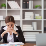 sante mentale prise de tete femme au bureau libre de droit