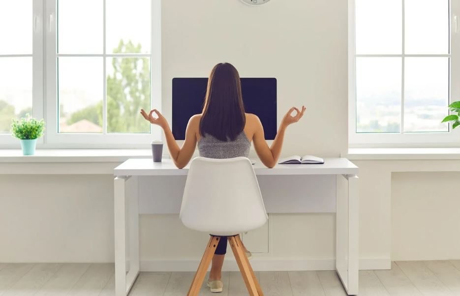 rester calme au travail, femme zen travail libre de droits