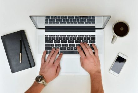 men travail ordinateur libre de droits